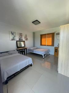 En eller flere senge i et værelse på Casa Louviel Private Resort