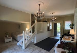 Postel nebo postele na pokoji v ubytování Foxglove Gardens