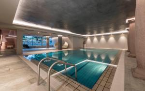 a large swimming pool in a hotel room at Hotel Madonna in Castelrotto