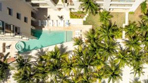 イスラ・ムヘーレスにあるBeachfront Luxe Penthouse Studio in Isla Mujeresのヤシの木とスイミングプールのあるリゾートのオーバーヘッドビュー