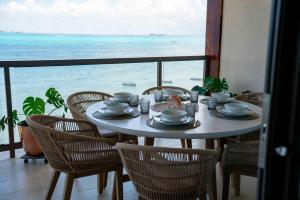 イスラ・ムヘーレスにある4BR Luxe Apartment With Panoramic Viewsのテーブルと椅子