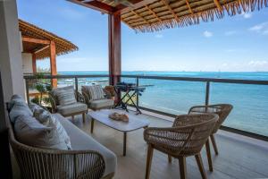 イスラ・ムヘーレスにある4BR Luxe Apartment With Panoramic Viewsの海の見えるリビングルーム
