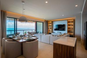 イスラ・ムヘーレスにある4BR Luxe Apartment With Panoramic Viewsのダイニングルーム、海の景色を望むリビングルーム +54枚の写真