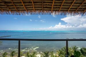 イスラ・ムヘーレスにある4BR Luxe Apartment With Panoramic Viewsのリゾートの窓から海の景色を望めます。