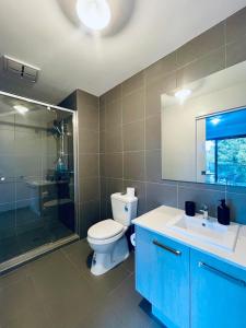 un bagno con wc, doccia e lavandino di Calm Getaway Close to Airport a Melbourne