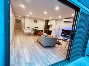 un soggiorno con divano e cucina di Calm Getaway Close to Airport a Melbourne