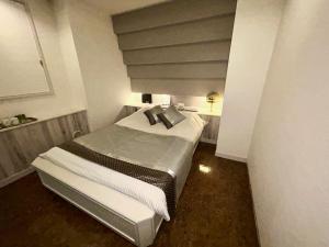 東京にあるHotel PRINCESS2 -大人専用-の小さな部屋のベッド1台が備わるベッドルーム1室