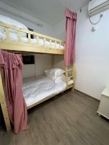 Una cama o camas en una habitación de Shenzhen Beacon Hostel 6 fotos más