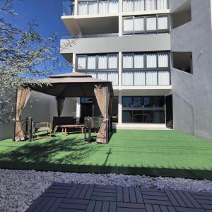 ein Gebäude mit einem grünen Rasen davor in der Unterkunft depa ACV in Hermosillo