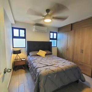ein Schlafzimmer mit Bett und Deckenventilator in der Unterkunft depa ACV in Hermosillo + 28 Fotos