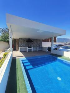 ein Swimmingpool im Hinterhof eines Hauses in der Unterkunft depa ACV in Hermosillo