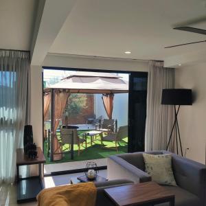 ein Wohnzimmer mit einer Couch und einem Regenschirm in der Unterkunft depa ACV in Hermosillo