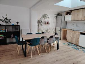 eine Küche mit Tisch und Stühlen in einem Zimmer in der Unterkunft Maison petit havre de paix in Aytré