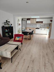 ein Wohnzimmer mit Sofa und Tisch in der Unterkunft Maison petit havre de paix in Aytré + 8 Fotos