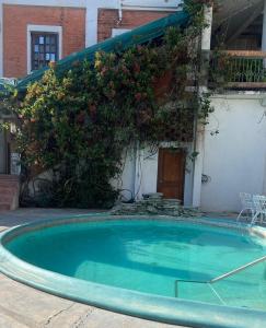 La alberca dentro o cerca de la terraza del mar