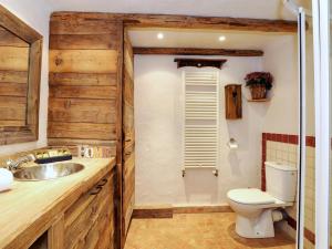 Bilik mandi di Appartement de standing à Courchevel - 3 chambres, parking, accès pistes, vue sur la vallée - FR-1-575-236