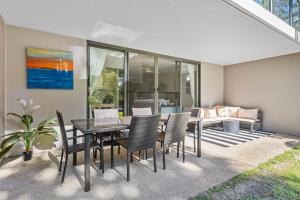 Αίθριο ή υπαίθριος χώρος στο Baden 53 Rainbow Shores. Pool. Wifi