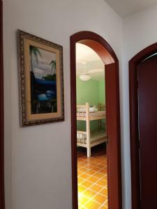 un pasillo con espejo y una foto en la pared en Hostel Nova Peruíbe, en Peruíbe 20 fotos más