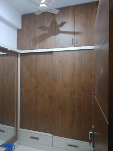 une cuisine avec des placards en bois et un plafond dans l'établissement Silk Road Suite, à Jaipur 13 autres photos