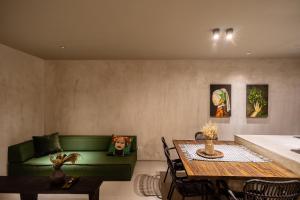 Posezení v ubytování Hanupis Canggu Apartment Villa