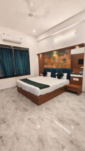 Un dormitorio con una cama grande en una habitación. en Hotel Aries Pushkar, en Pushkar