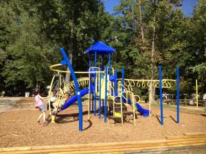 dos niños jugando en un parque en Lake Myers Lakeside Villa 16, en Mocksville