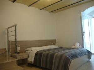 Tempat tidur dalam kamar di B&B La Gemma dei Sassi