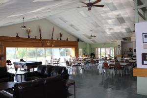 Verde Valley Studio Cabin 2 في كوتنوود: غرفة طعام بها طاولات وكراسي وسقف