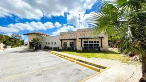 an empty parking lot in front of a building at Casa Cómoda en Privada con Canchas y Alberca in Cancún