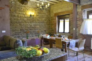 a kitchen with a table with a bowl of fruit at Casa Rural Kandela Etxea in La puebla de Labarca 