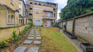 an empty alley with a building in the background at Le Champ des Roseaux - Kotto Douala in Douala