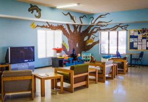 une chambre pour enfants avec une fresque murale sur les arbres dans l'établissement Verde Valley One-Bedroom Park Model Cabin 14, à Cottonwood