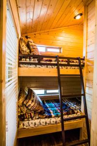 a bunk bed in a log cabin at Verde Valley Lawn Cottage 10 in Cottonwood