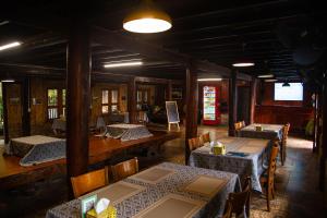 サパにあるGreen Sapa Homestayのダイニングルーム(テーブル、椅子付)、テーブル、テーブルトップが備わる部屋