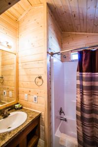 y baño con bañera, lavamanos y ducha. en Verde Valley Lawn Cottage 11, en Cottonwood