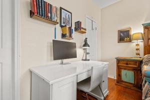 Gallery image of UT Retro Getaway- 2 King Beds, Workspace, F1 & Football in Austin +15 photos