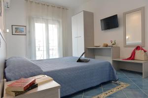 Acquamarine Maiori Amalfi Coast tesisinde bir odada yatak veya yataklar