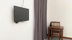 TV a/nebo společenská místnost v ubytování Fruit Garden Resort Sigiriya