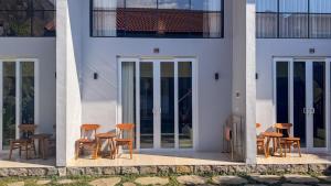 En balkon eller terrasse på Loft Hideaway Villa with Sofa Bed Central Canggu