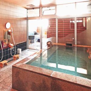 a large swimming pool in a room with at Mamesentaigetsu in Minamichita