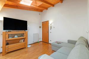 Μια τηλεόραση ή/και κέντρο ψυχαγωγίας στο Skylight - Happy Rentals +11 φωτογραφίες