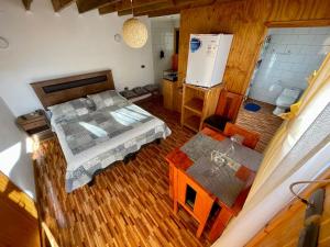 an overhead view of a bedroom with a bed and a refrigerator at Hermoso departamento en Playa Hermosa Pichilemu - Cabañas Parova in Pichilemu
