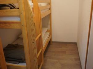 a room with two bunk beds in a room at Appartement 6 pers, 2 ch, proche pistes et commerces - FR-1-807-123 in Saint-François-Longchamp