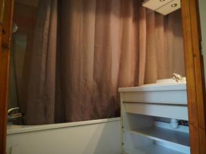 a bathroom with a sink and a shower curtain at Appartement 6 pers, 2 ch, proche pistes et commerces - FR-1-807-123 in Saint-François-Longchamp