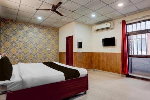 a bedroom with a bed and a tv in it at Hotel O by OYO Sector 58 Mohali Formerly Hotel Alpha in Mohali