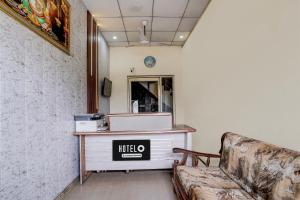 a waiting room with a couch and a table at Hotel O by OYO Sector 58 Mohali Formerly Hotel Alpha in Mohali