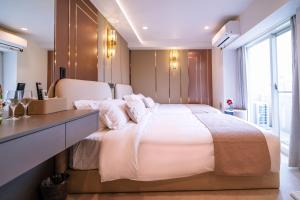 Un dormitorio con una cama blanca grande y un escritorio en 三ノ輪 吉原, en Tokio