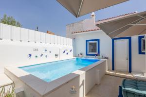 a swimming pool on the side of a house at Casa da Viajante in Fronteira