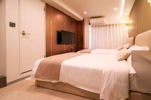 Una habitación de hotel con dos camas y un televisor. en 三ノ輪 吉原, en Tokio