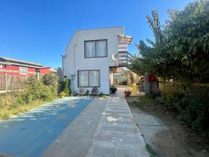 an empty street in front of a house at Hermoso departamento en sector Playa Hermosa Pichilemu - Cabañas Parova in Pichilemu